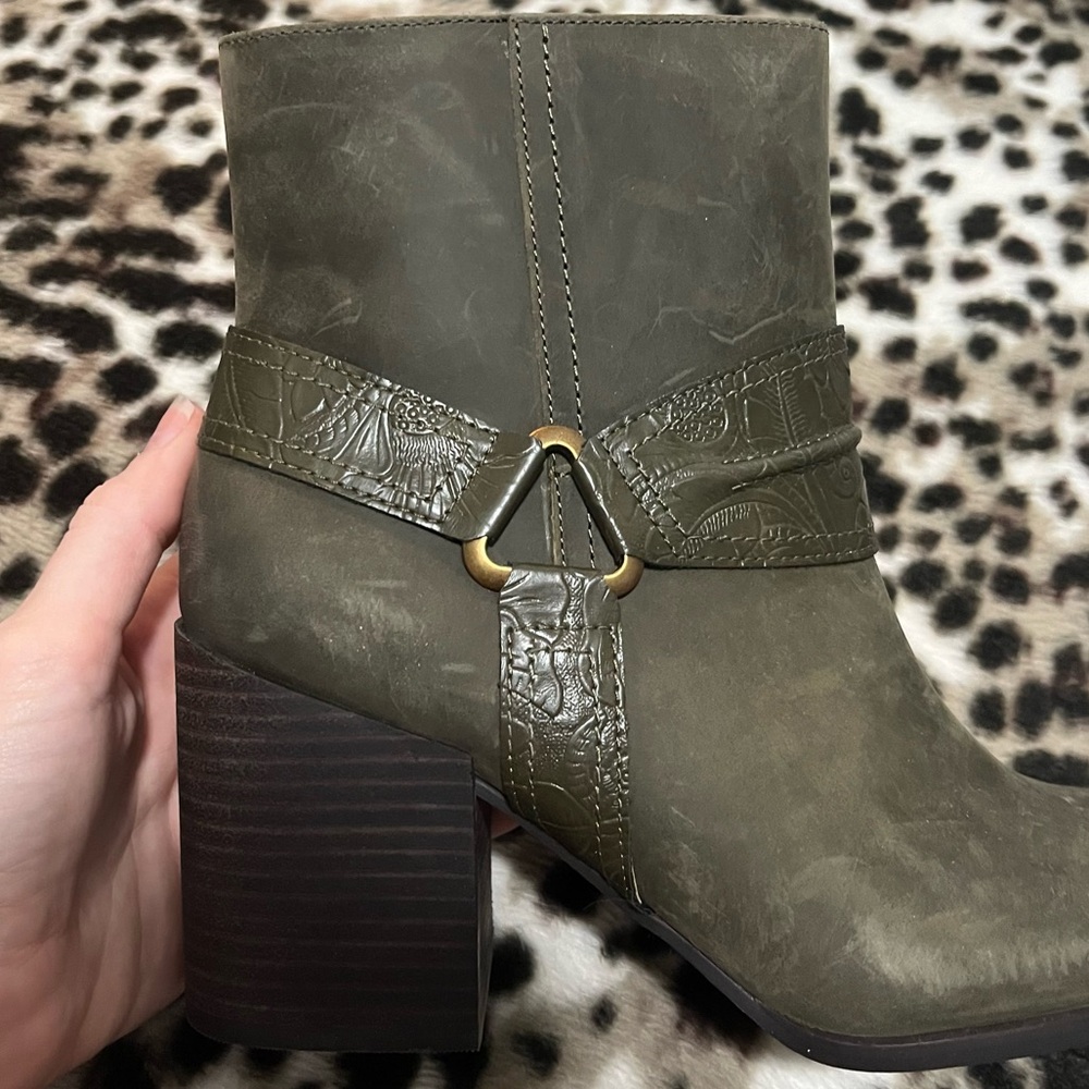 Vionic size 7.5 women’s green zip up booties - Picture 9 of 10